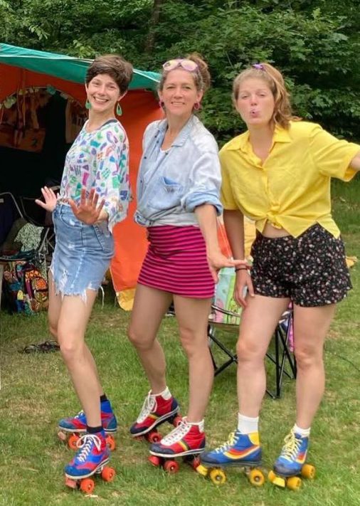 Reina van 88rollerskates Reina op rolschaatsen met twee andere enthousiaste rolschaatsers